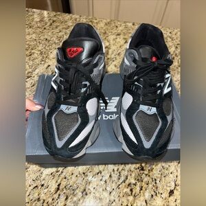 New Balance Men's Black and White Sneakers